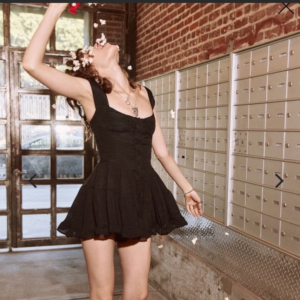 Vanessa Mooney ♥️ Black Elisabeth Dress